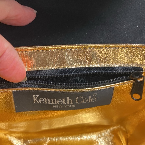 ❤️KENNETH COLE CLUTCH PURSE❤️BLACK w/FAUX PEARLS❤️ - Picture 3 of 3